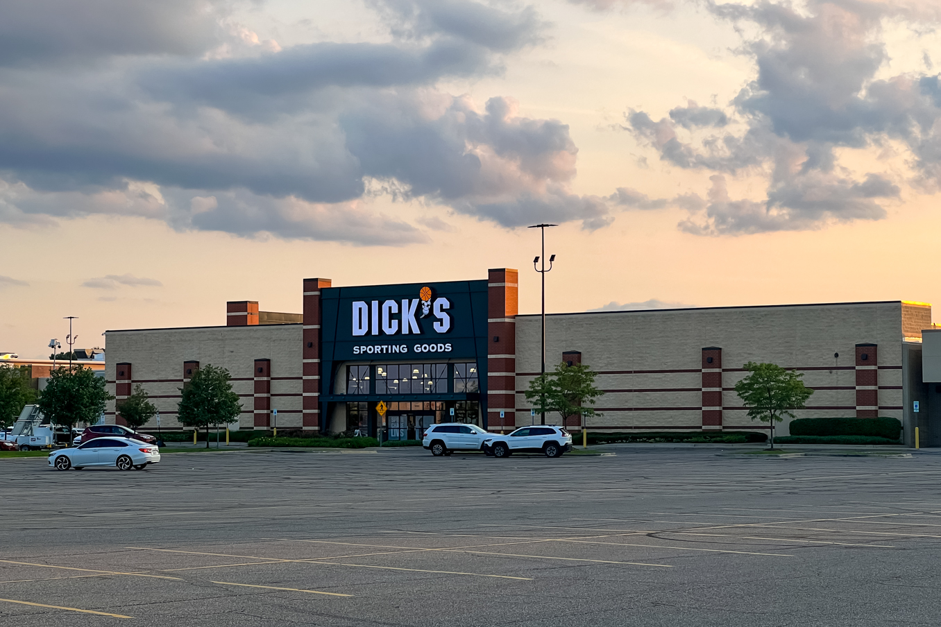 Macomb Mall Dick's Sporting Goods Exterior Photo